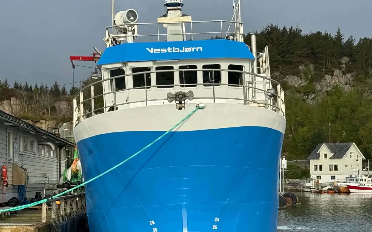 Baugen på MS Vestbjørn ved kai i Bekkjarvik