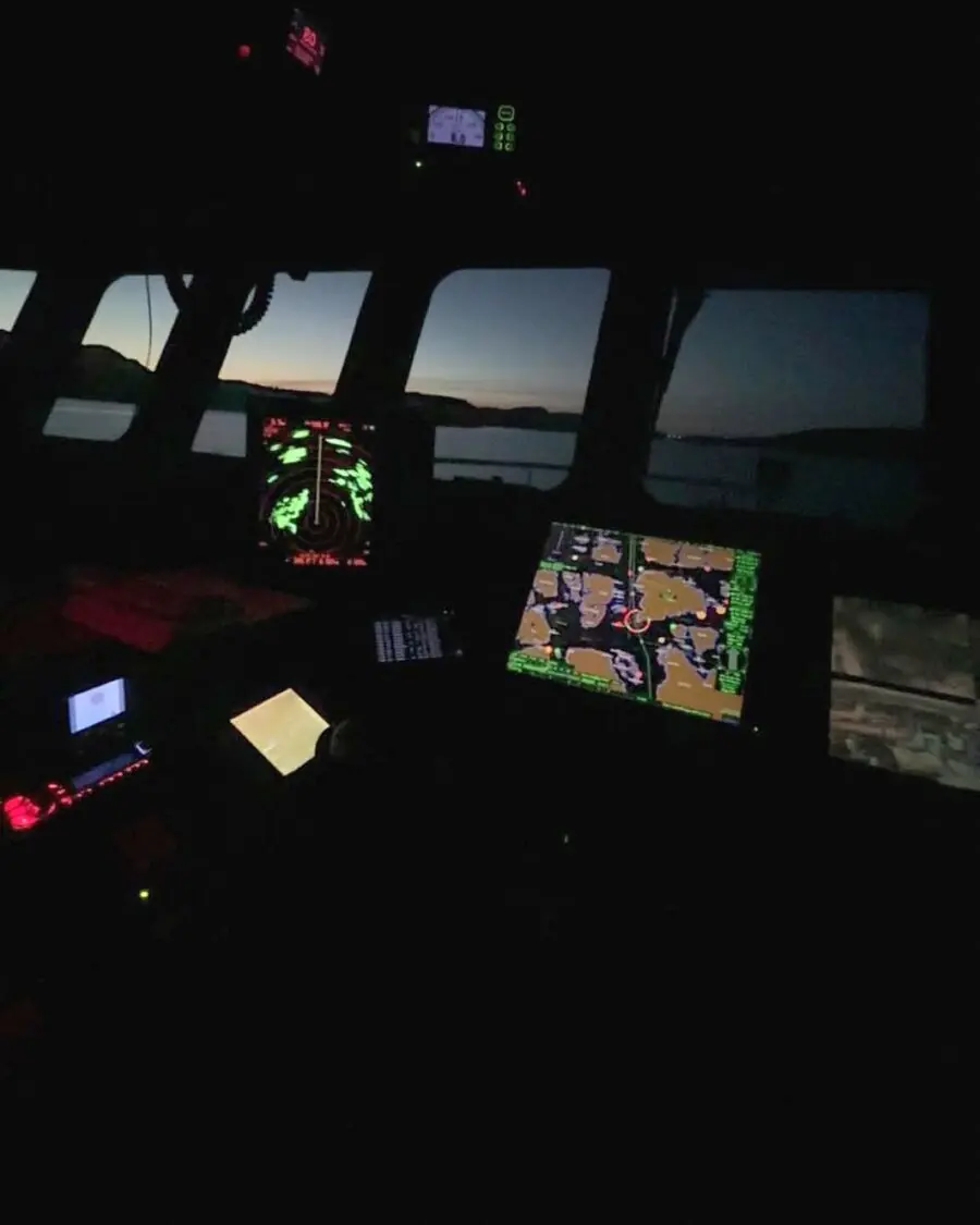 Brua på MS Vestbjørn om natta, med radar og kartplottar tende i mørket