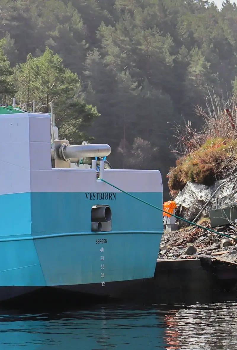Hekken på MS Vestbjørn med namn, heimehamn Bergen og djupgangsmerka måla på skroget