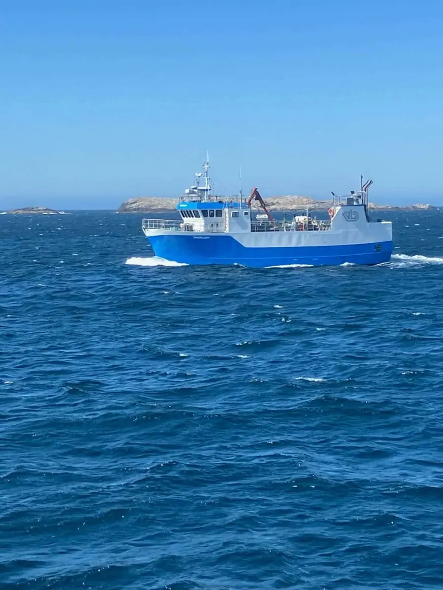 MS Vestbjørn undervegs i open sjø med kvit baugbølgje
